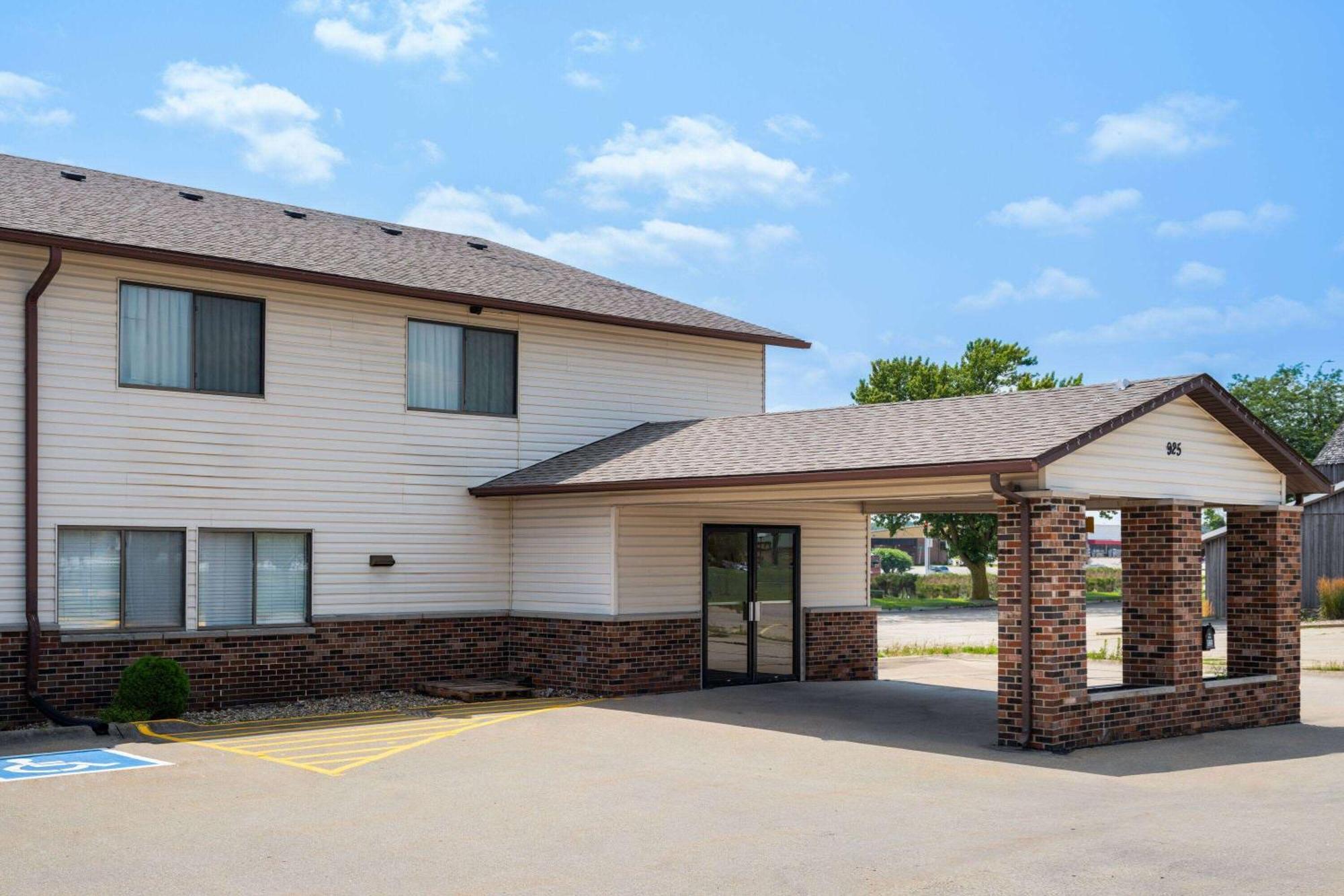 Super 8 By Wyndham Dyersville Extérieur photo