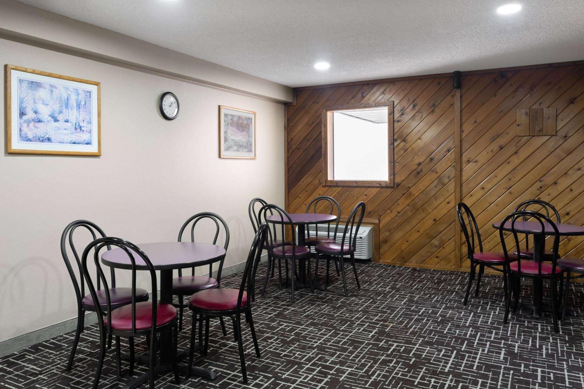 Super 8 By Wyndham Dyersville Extérieur photo